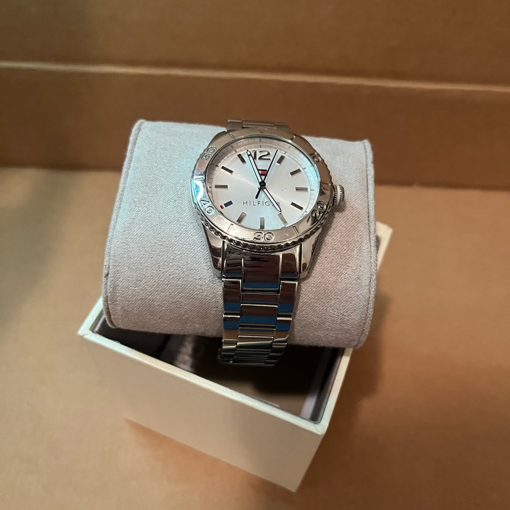 NEW SILVER TOMMY HILFIGER WATCH FOR SALE !